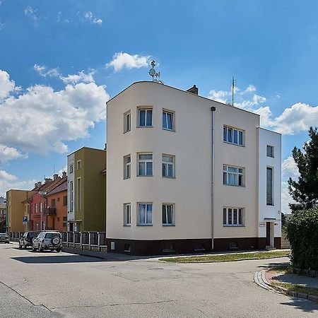 ホテル Penzion Karolinka Kroměříž エクステリア 写真